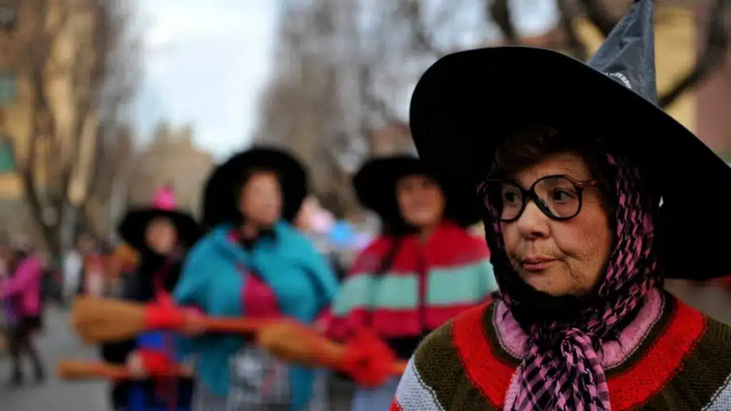Pessoas vestidas de La Befana participam de um desfile tradicional em Viterbo. Foto: Tiziana Fabi/AFP