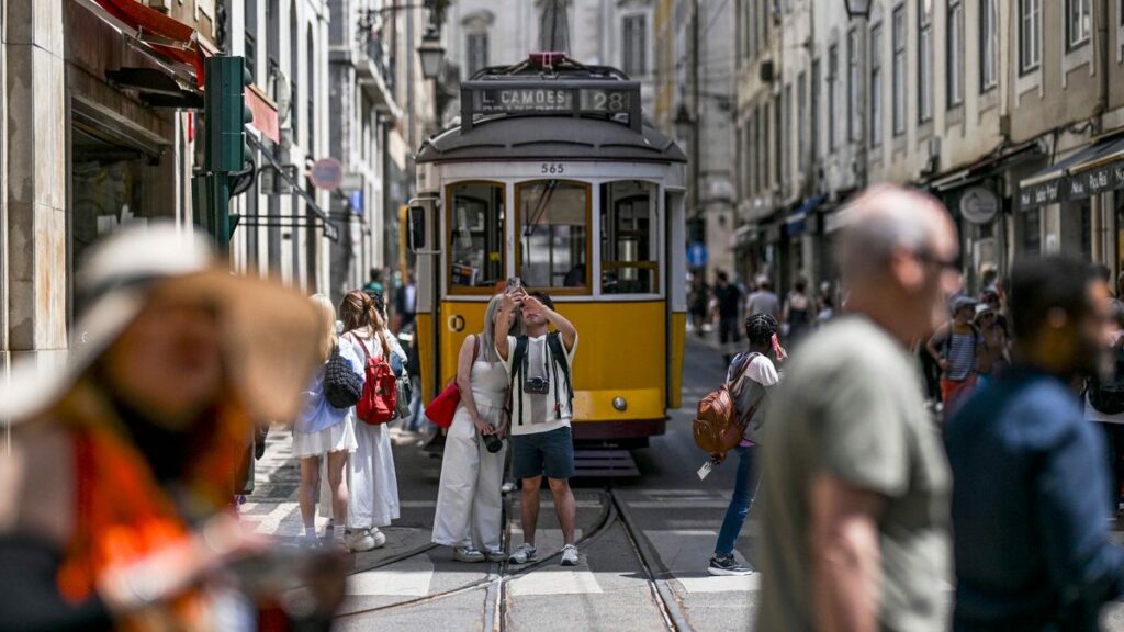 Falta de mão de obra em Portugal reflete crise demográfica e política da Itália.
