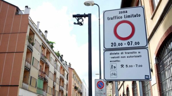 Placa de Zona a Tráfego Limitado informa restrição de acesso, mas passa despercebida por motoristas estrangeiros