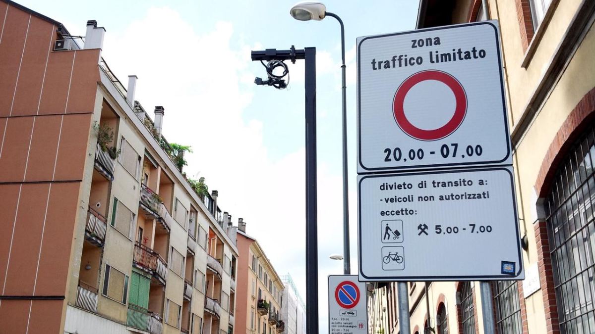 Das Schild „Verkehrsbeschränkungszone“ weist auf eingeschränkten Zugang hin, wird aber von ausländischen Fahrern oft übersehen.
