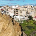 Dramatische Szene in Sizilien: Die Stadt Niscemi steht nach schweren Stürmen, die Erdrutsche auslösten, buchstäblich am Rande des Abgrunds.