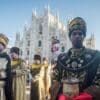 Procissão dos Três Reis Magos na Piazza Duomo: moradores milaneses e turistas assistem à procissão da Epifania.