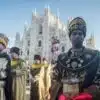 Procissão dos Três Reis Magos na Piazza Duomo: moradores milaneses e turistas assistem à procissão da Epifania.