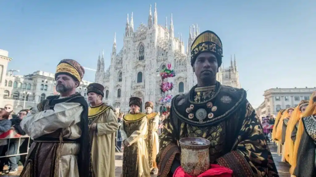 Procissão dos Três Reis Magos na Piazza Duomo: moradores milaneses e turistas assistem à procissão da Epifania.