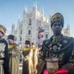 Procissão dos Três Reis Magos na Piazza Duomo: moradores milaneses e turistas assistem à procissão da Epifania.