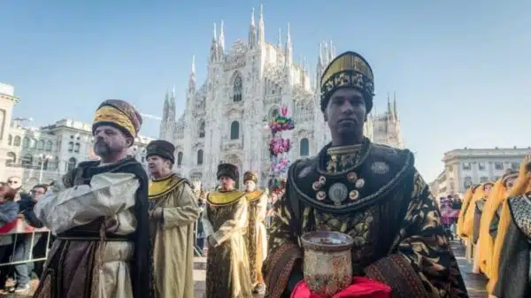 Procissão dos Três Reis Magos na Piazza Duomo: moradores milaneses e turistas assistem à procissão da Epifania.