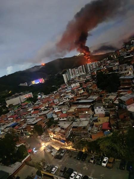 Ataque em larga escala contra a Venezuela causa incêndios e explosões em diversos pontos de Caracas.