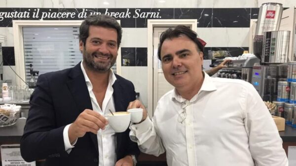 Luis Roberto Lorenzato (dir) comemora desempenho de André Ventura em Portugal