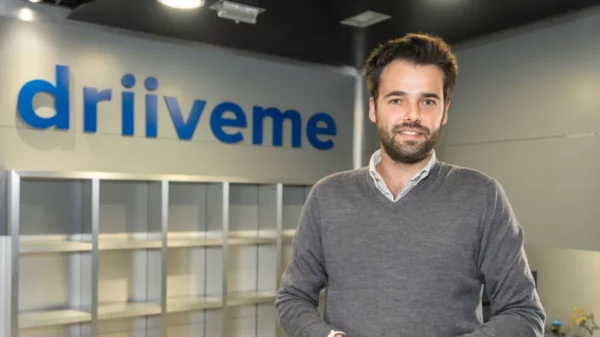 O rosto por trás da plataforma que está fazendo os brasileiros economizarem em viagens pela Europa: Constantin Lambert