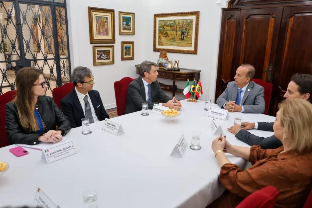 Encontro entre Jorginho Mello e embaixador da Itália reacende debate sobre voo direto para SC
