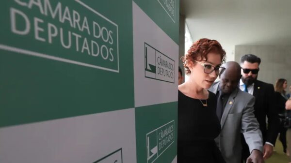 Justiça italiana adia decisão sobre extradição de Carla Zambelli para fevereiro