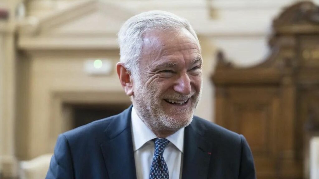 Andrea Fidanzia, presidente do tribunal de Veneza, emitiu uma ordem proibindo o contato direto de requerentes com a chancelaria.