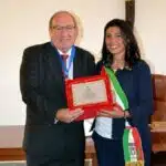 O setor empresarial e a comunidade italiana de Minas Gerais se despedem de Gino Raniero Cucchiari. Na foto, Cucchiari é homenageado pela prefeita de Marta, Lucia Catanesi