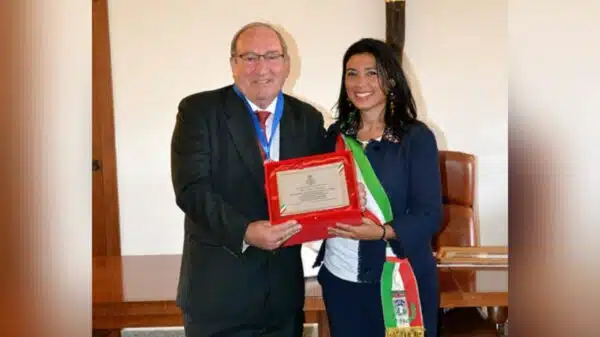 O setor empresarial e a comunidade italiana de Minas Gerais se despedem de Gino Raniero Cucchiari. Na foto, Cucchiari é homenageado pela prefeita de Marta, Lucia Catanesi