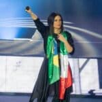 Laura Pausini homenageia o Brasil com músicas em português e parcerias com Ana Carolina e Ferrugem.
