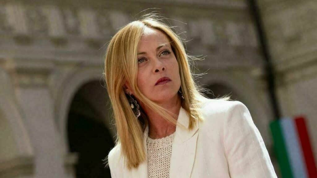 Avaliação de Meloni chega a 44%, enquanto partidos registram recuo