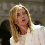 Avaliação de Meloni chega a 44%, enquanto partidos registram recuo