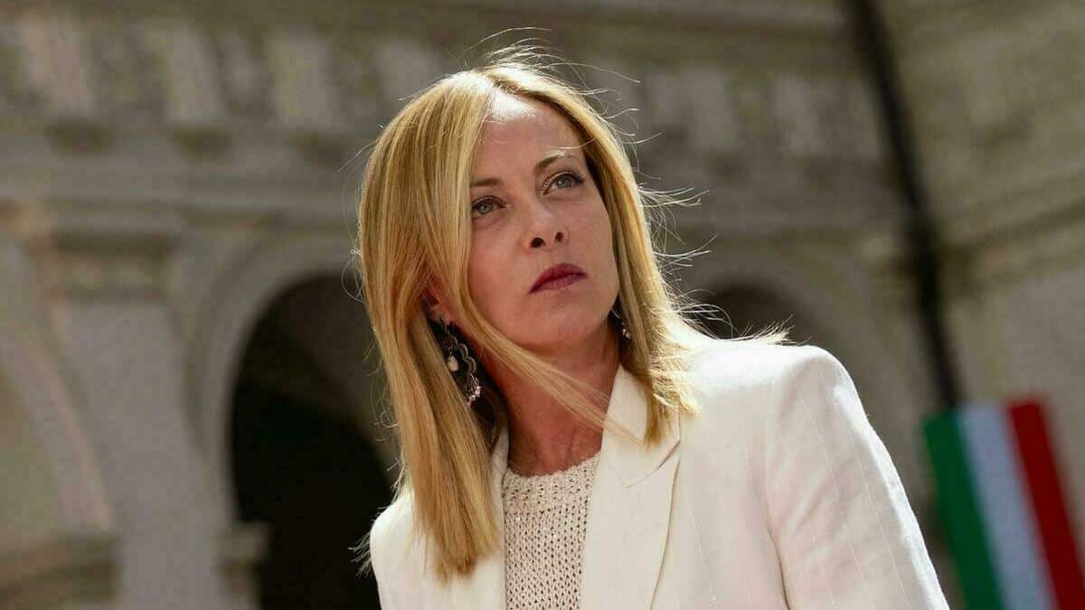 Avaliação de Meloni chega a 44%, enquanto partidos registram recuo