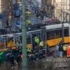 Dois morrem e 38 ficam feridos após bonde descarrilar e atingir prédio em Milão
