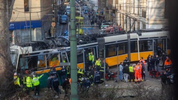 Dois morrem e 38 ficam feridos após bonde descarrilar e atingir prédio em Milão