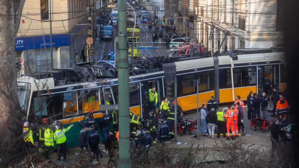 Dois morrem e 38 ficam feridos após bonde descarrilar e atingir prédio em Milão