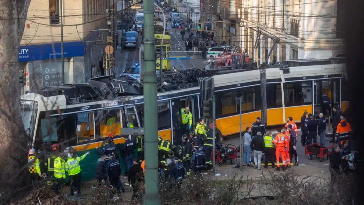 Dois morrem e 38 ficam feridos após bonde descarrilar e atingir prédio em Milão