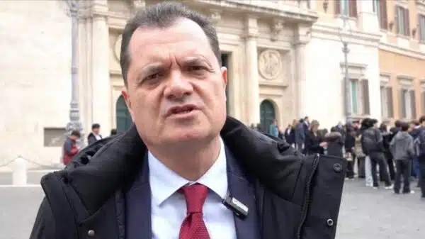 O deputado Fabio Porta questionou o ministro Matteo Salvini sobre os atrasos "inaceitáveis" na conversão do documento, mesmo com o acordo bilateral em vigor desde abril de 2025.