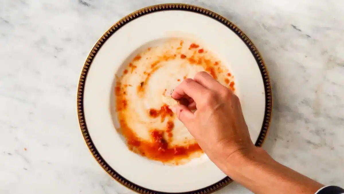 En Italia, la verdadera señal de que una comida ha sido divina no está en las palabras, sino en el trozo de pan que “barre” la salsa del plato.