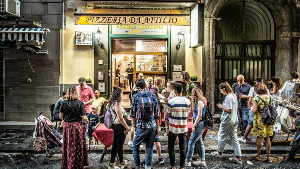A fachada da Pizzeria da Attilio, em Nápoles, cidade considerada o berço da pizza.
