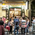 A fachada da Pizzeria da Attilio, em Nápoles, cidade considerada o berço da pizza.