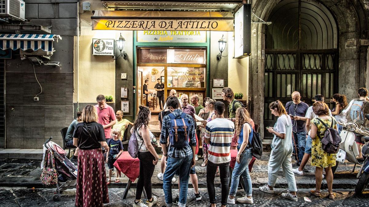 A fachada da Pizzeria da Attilio, em Nápoles, cidade considerada o berço da pizza.