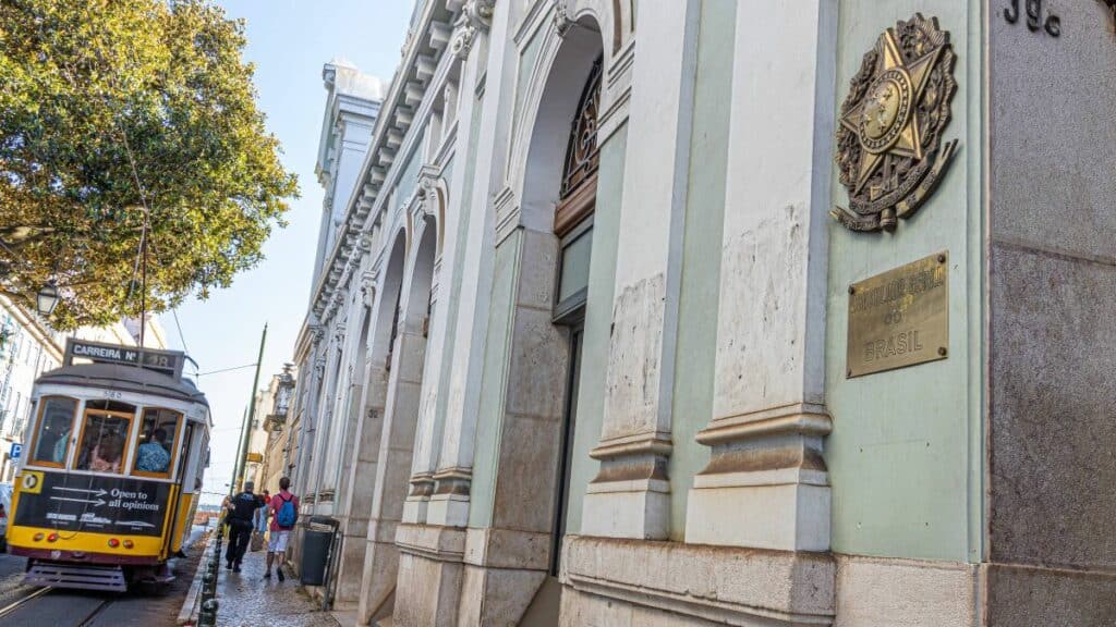 Demanda recorde faz Consulado do Brasil em Lisboa emitir nove passaportes por hora