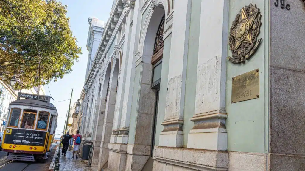 Demanda recorde faz Consulado do Brasil em Lisboa emitir nove passaportes por hora