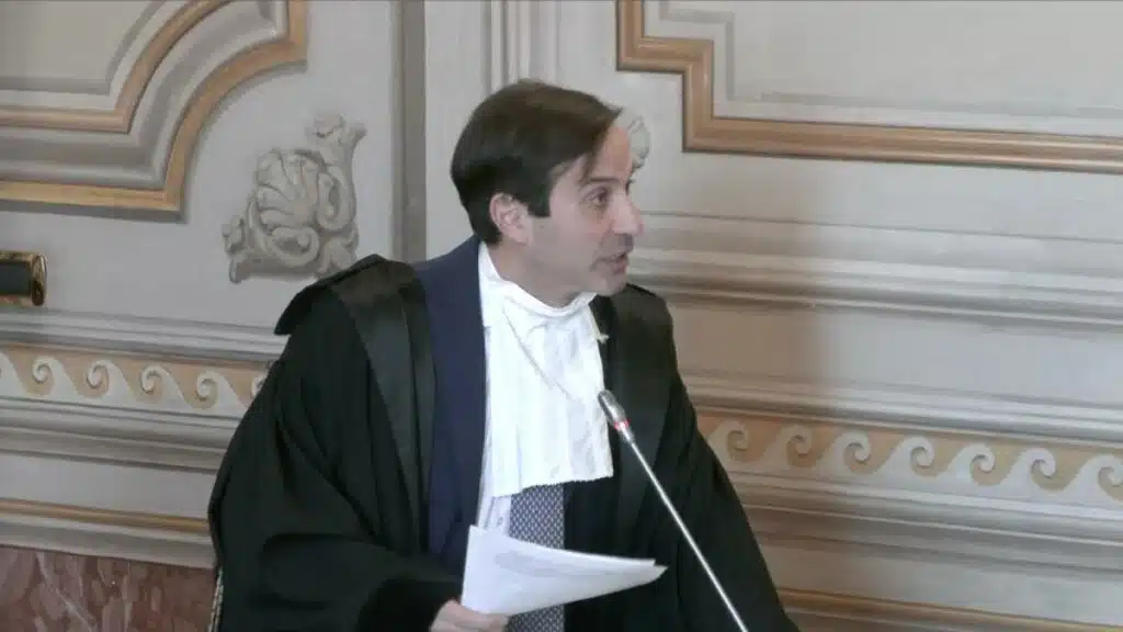 Advogado Corrado Caruso fez duras críticas ao Decreto Tajani durante julgamento na Corte Constitucional italiana.