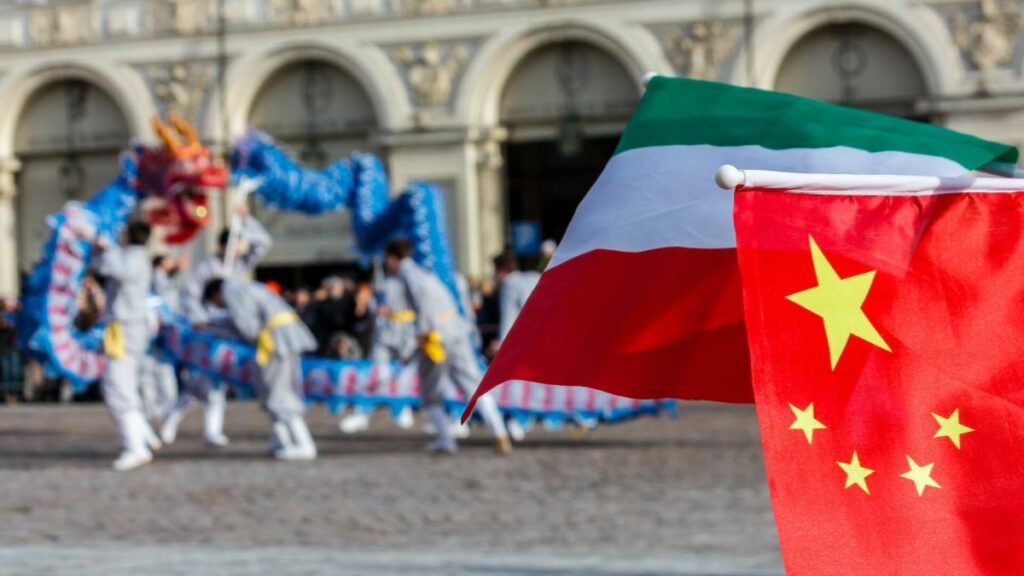 A famosa dança do dragão nas ruas do centro de Turim durante o Festival do Ano Novo Chinês de 2015.