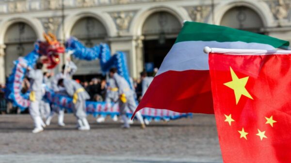 A famosa dança do dragão nas ruas do centro de Turim durante o Festival do Ano Novo Chinês de 2015.