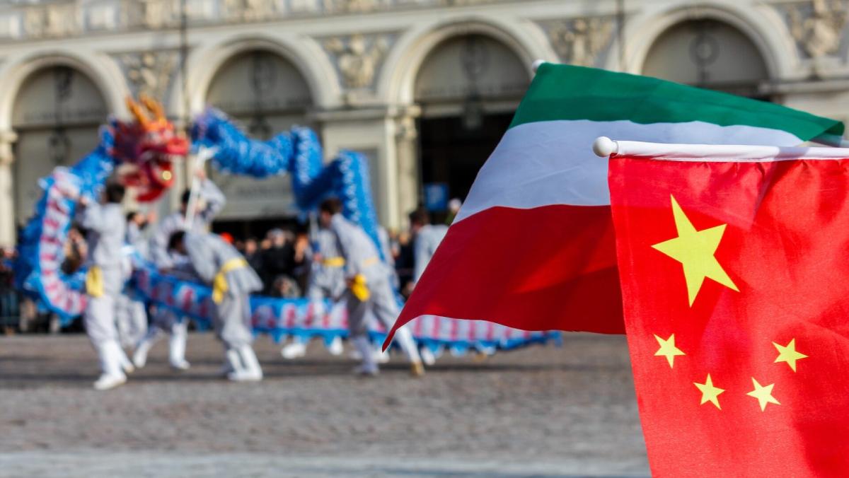 A famosa dança do dragão nas ruas do centro de Turim durante o Festival do Ano Novo Chinês de 2015.