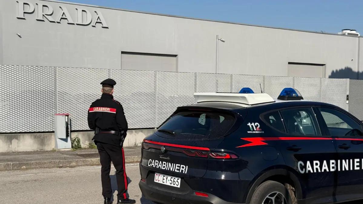 Um grupo de criminosos invadiu uma fábrica da grife italiana Prada nos arredores de Veneza e levou centenas de pares de sapatos.