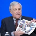Vice-primeiro-ministro Antonio Tajani em 28 de março de 2025, durante coletiva de imprensa em que apresentou o decreto que posteriormente se tornou lei.