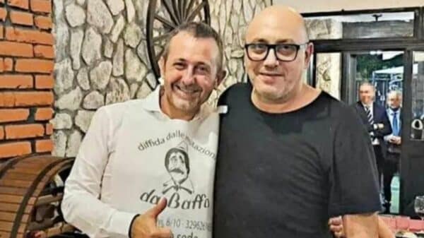 Andrea Delmastro com um membro do clã Senese