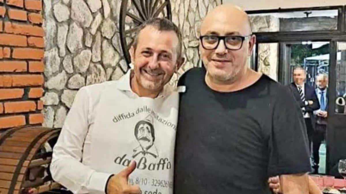 Andrea Delmastro com um membro do clã Senese