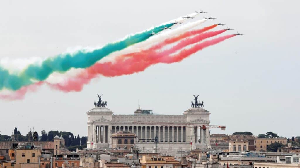 Em 25 de abril, o país celebra o Dia da Libertação com marchas e eventos políticos em Roma e Milão.