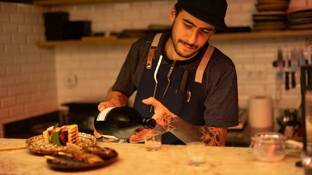 O chef Matheus Martins no After Dark: brasileiro está no processo para tirar o certificado de sommelier de sake | Foto: Cecile Lopes
