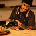 O chef Matheus Martins no After Dark: brasileiro está no processo para tirar o certificado de sommelier de sake | Foto: Cecile Lopes