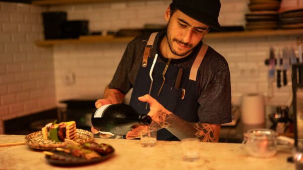O chef Matheus Martins no After Dark: brasileiro está no processo para tirar o certificado de sommelier de sake | Foto: Cecile Lopes
