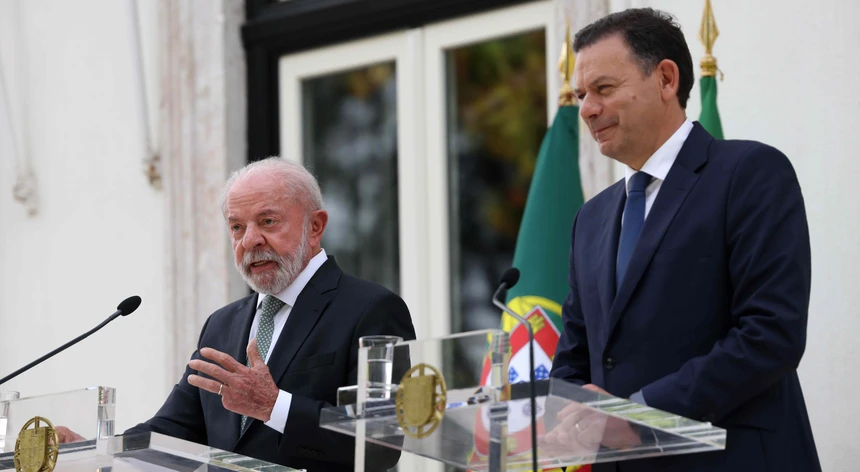 Lula, em Lisboa, ao lado primeiro-ministro Luís Montenegro  