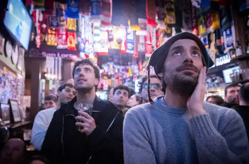 Torcedores da Itália assistem à partida de repescagem da Copa do Mundo de 2026 entre Bósnia-Herzegovina e Itália, em Roma,