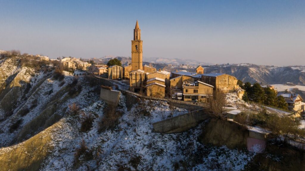 Em vilas como Cheremule e Castignano, as prefeituras estão oferecendo espaços gratuitos e até assumindo serviços públicos para evitar que o comércio local morra.