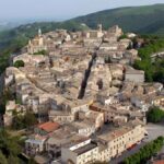 Vistas infinitas e história gótica: Cingoli é o novo destino imperdível no coração da Itália