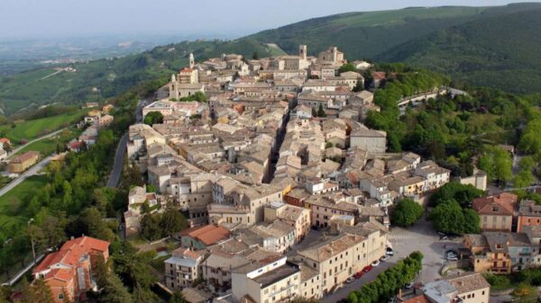 Vistas infinitas e história gótica: Cingoli é o novo destino imperdível no coração da Itália